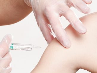 Las vacunas de gripe y COVID se aplicarán a la vez pero en distintos brazos