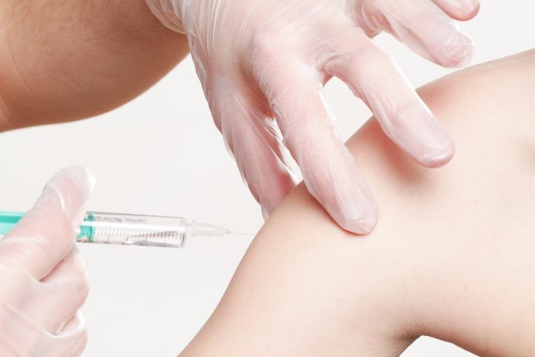 Sanidad avala aplicar al mismo tiempo pero en distintos brazos las vacunas de gripe y COVID