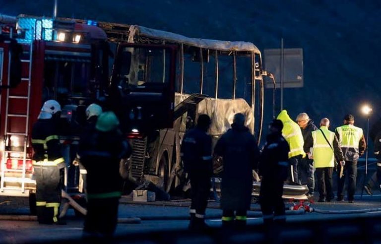 Fallecen 45 personas tras el choque de un autobús que se incendió en Bulgaria