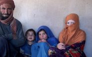 Familias venden niños en Afganistán al no poder mantenerlos