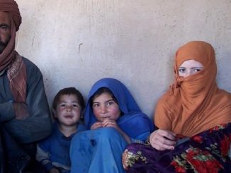 Familias venden niños en Afganistán al no poder mantenerlos