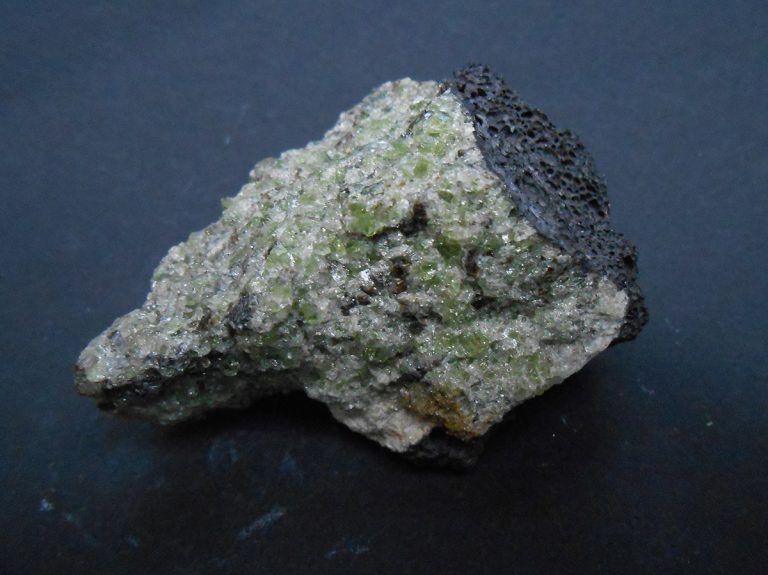 Olivino, el extraño mineral expulsado por el volcán de La Palma