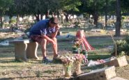 padre-escucha-partido-cementerio-hijo