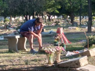 padre-escucha-partido-cementerio-hijo