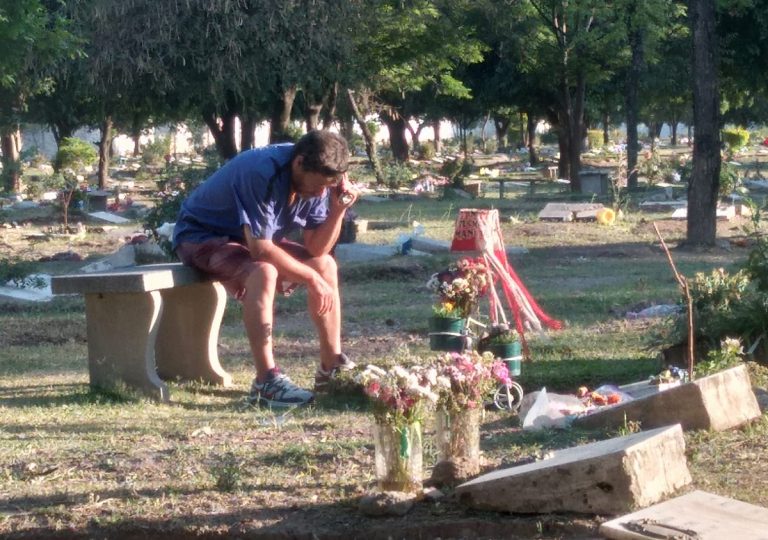 padre-escucha-partido-cementerio-hijo