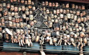 Balcón en Caracas con cabezas de muñecas