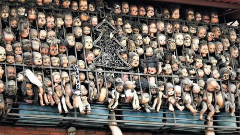 Balcón en Caracas con cabezas de muñecas
