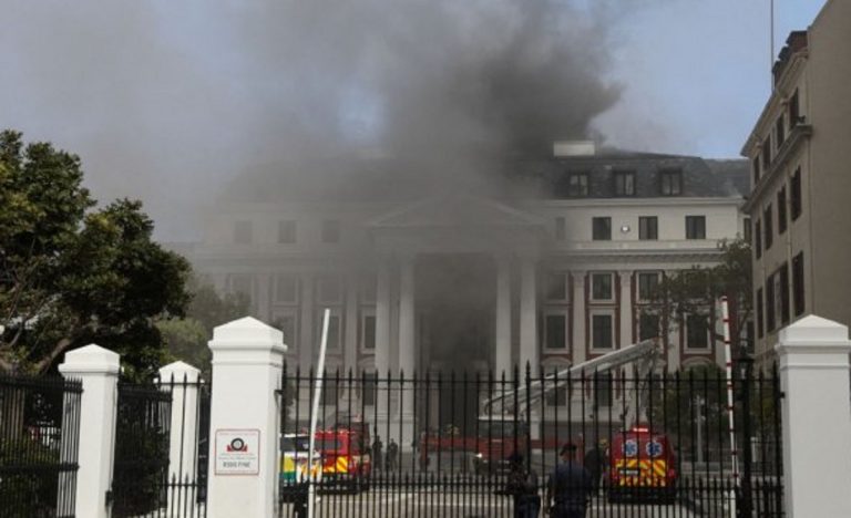 incendio-parlamento-sudafrica