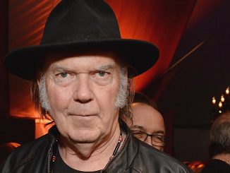 neil-young-podcast-antivacunas