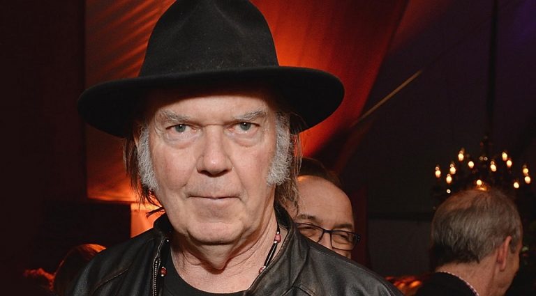 neil-young-podcast-antivacunas