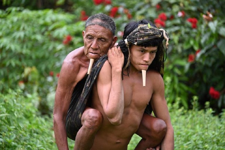 padre-cuestas-vacunarlo-amazonas