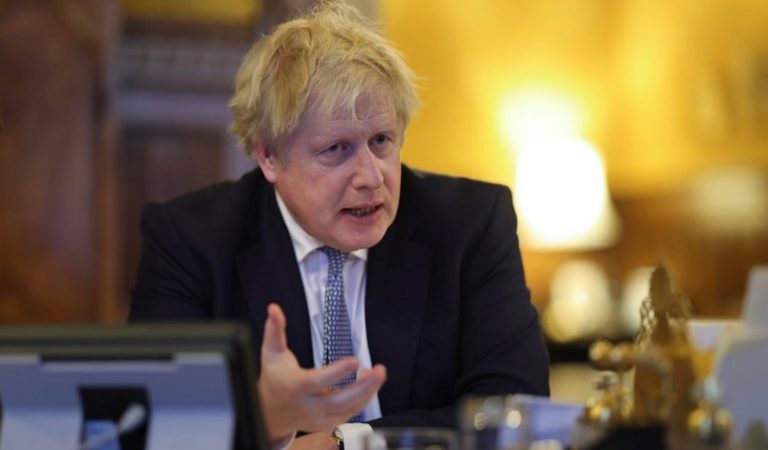 dimiten asesores Boris Johnson