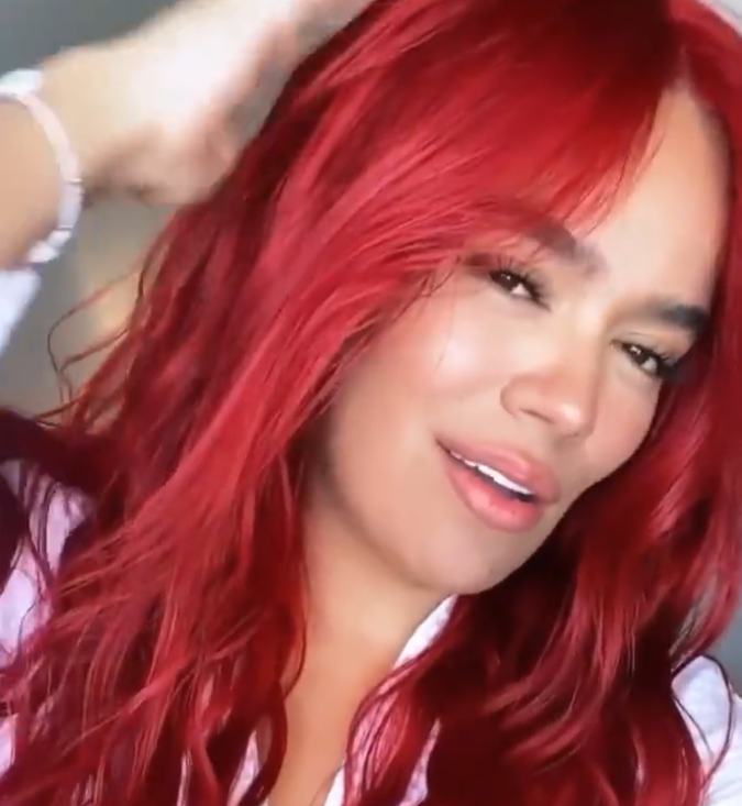 karol g pelo rojo