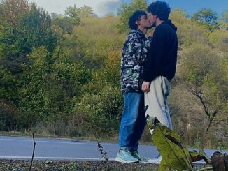 Una pareja gay de Armenia publica su último beso y se suicidan juntos