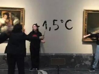 Dos activistas pegan sus manos a las 'Las Majas' de Goya en el Prado