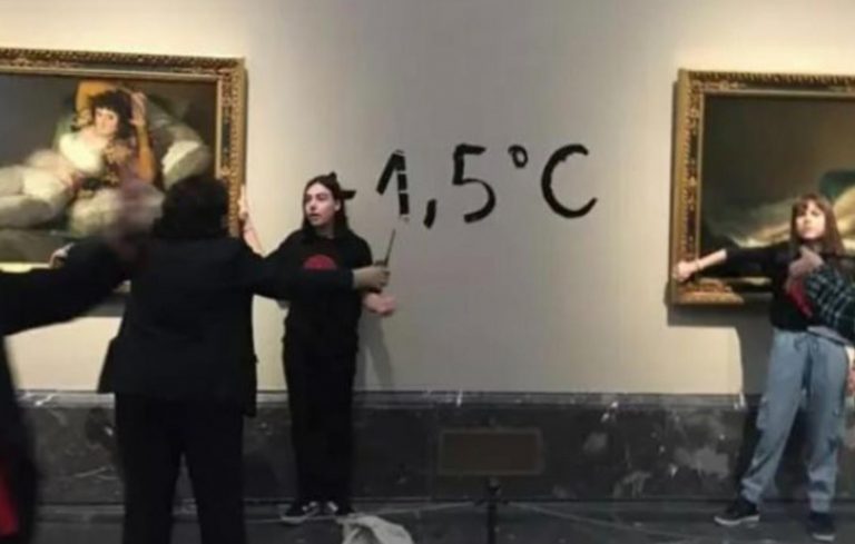 Dos activistas pegan sus manos a las 'Las Majas' de Goya en el Prado