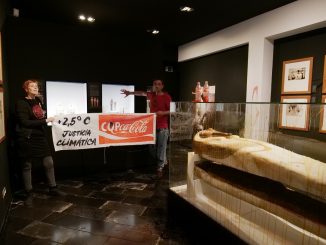 activistas petróleo Museo Barcelona