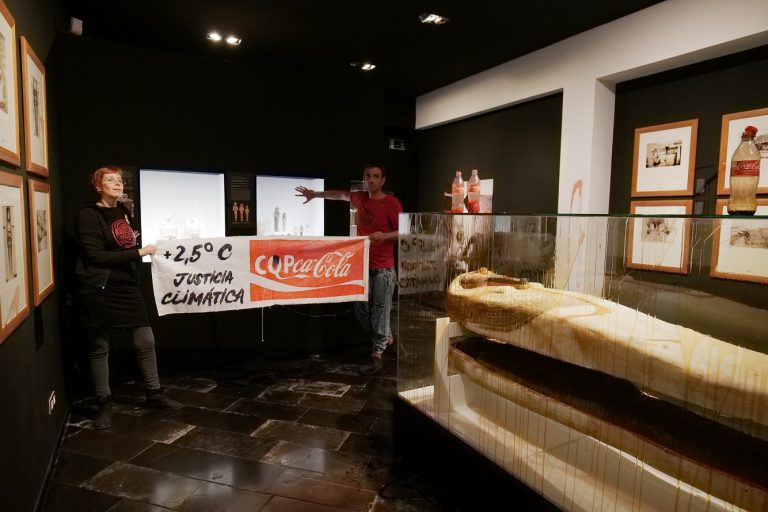 activistas petróleo Museo Barcelona