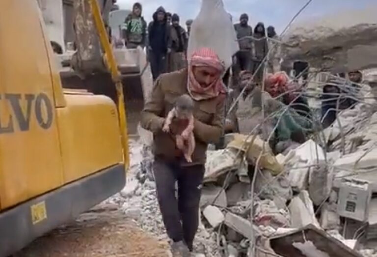 madre da a luz terremoto Turquía