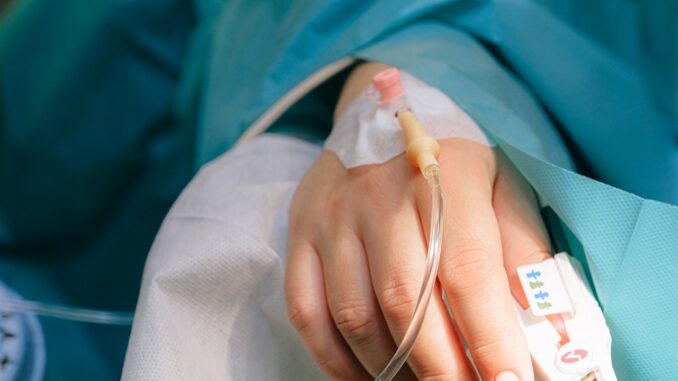 Un niño con un brazo roto acaba en la UCI tras recibir una sobredosis de sedante