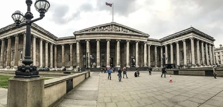 trabajador museo británico