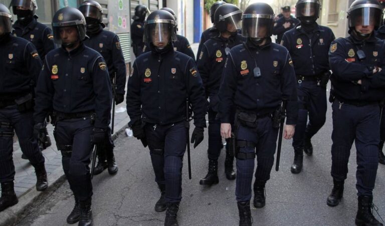 policía denuncia beso