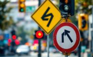 Señales de tráfico en una ciudad moderna