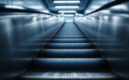 Scale mobili del metro con segnali di sicurezza