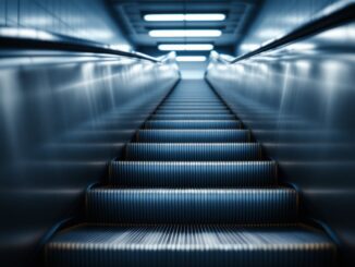 Scale mobili del metro con segnali di sicurezza