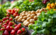 Coloridas frutas y verduras de temporada en primavera