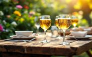 Una botella de tónica con limones frescos