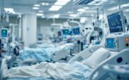 Fisioterapista che assiste un paziente in terapia intensiva