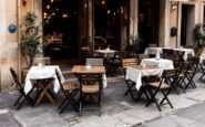 Estufa de gas en terraza con señal de sanción en Barcelona