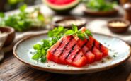 Tataki di sandía servito con salsa e guarnizioni fresche